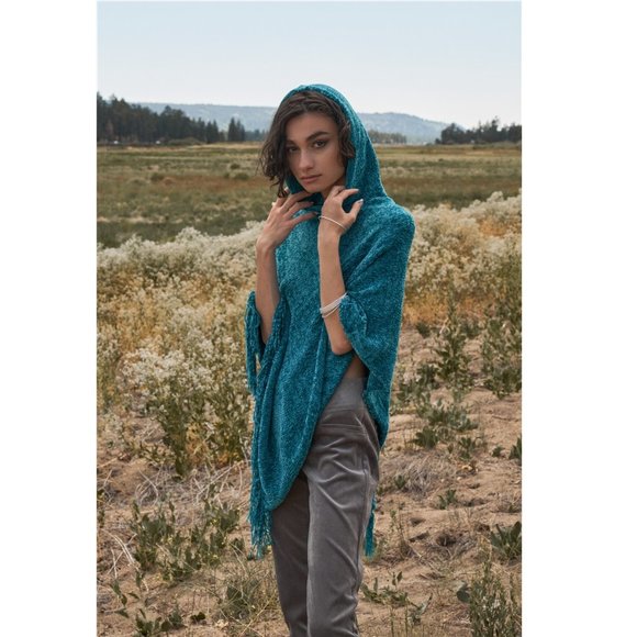 Women's Poncho Teal Blue Chenille Knit Tassel Fringe Hooded Pinkilicious NWT - Picture 3 of 4